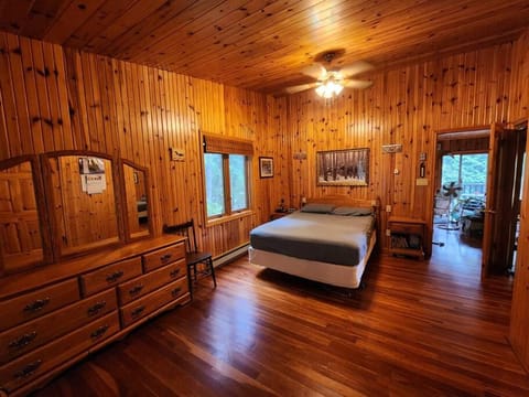 Private Rustic Lodge w/ Lakefront Views Casa in Kawartha Lakes