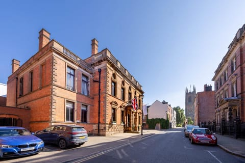 Property building, Day, Neighbourhood, City view, Street view, Location, Parking