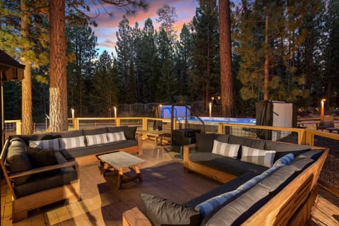 Evergreen -LUXURY CABIN WITH A HOT TUB, GAME ROOM & 3 EN-SUITE BEDROOMS! House in Big Bear