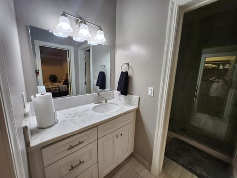 Bedroom with Private Bath/Closet & shared kitchen/laundry Vacation rental in Clovis