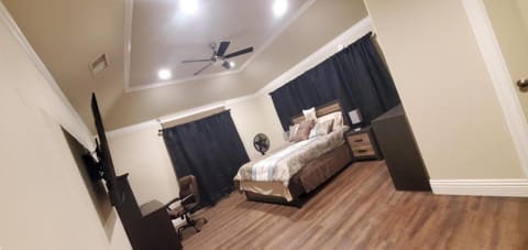 Bedroom with Private Bath/Closet & shared kitchen/laundry Location de vacances in Clovis