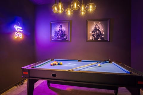 Billiard, Game Room