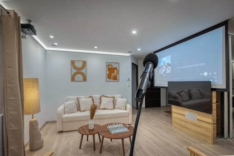 Communal lounge/ TV room, Karaoke, TV and multimedia