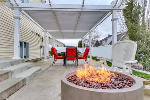 Spokane Valley Home with Fire Pit - 1 Mi to Trails! Haus in Spokane Valley