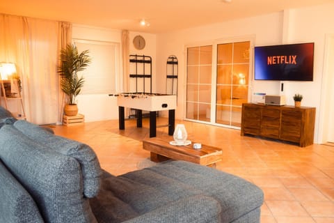 TV and multimedia, Living room, Seating area, Evening entertainment