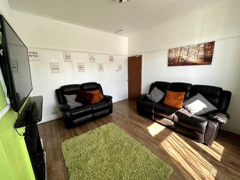 Spacious Holiday Home Near Tube Station - By Starlet Stays House in Ilford