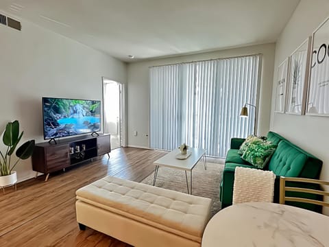 Luxe Marina Del Rey Apartment,Parking, Gym, Pool, jacuzzi,BBQ Apartment in Venice Beach