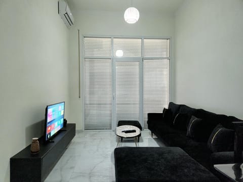 TV and multimedia, Living room, Seating area, Evening entertainment, air conditioner