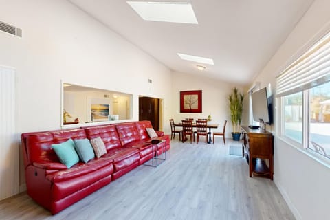 Sunlit Spaces - Main Home Haus in Vista