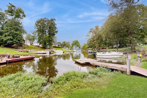 Hidden Lake Gem House in Leesville