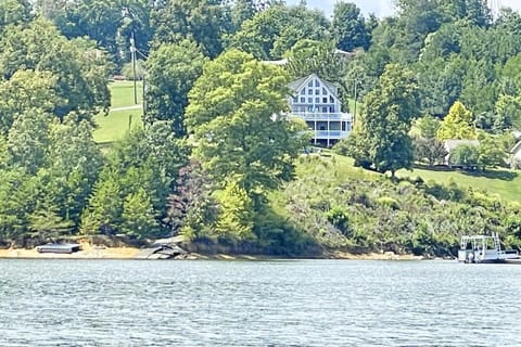 Smoky Mountain Lake Retreat House in Douglas Lake