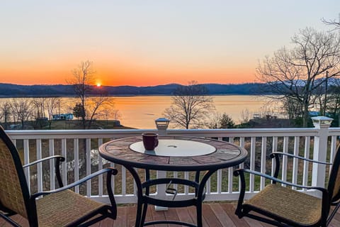 Smoky Mountain Lake Retreat House in Douglas Lake