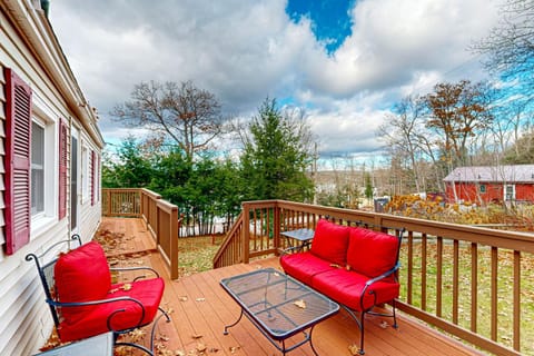 Shoreline Serenade House in Gilmanton