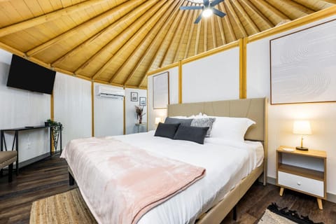 Freedom Yurt Cabins - Reserve Yurt Campground Haus in Canyon Lake
