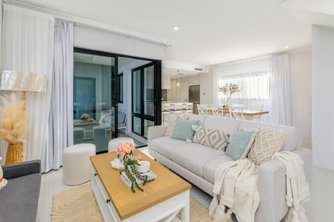 East Vic Park Luxe New Home House in Bentley
