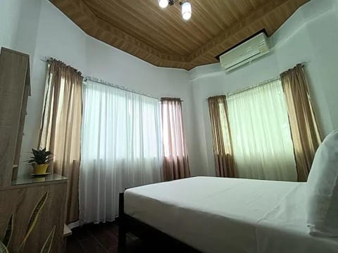 Bed, Photo of the whole room, Bedroom, air conditioner