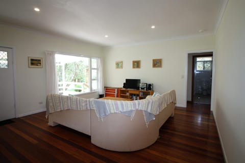 Big Jims an iconic Cunjurong Point holiday cottage Casa in Lake Conjola