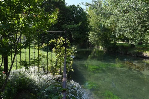 Profitez de la quiétude en bord de rivière, à 5 min du centre ville Villa in L'Isle-sur-la-Sorgue