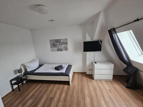 Bed, TV and multimedia, Bedroom