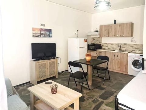 TV and multimedia, Kitchen or kitchenette, Living room, Seating area, Dining area, stove, washing machine