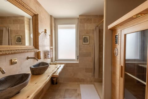 Le Musée ~ Sauna ~ Jacuzzi ~ Triplex Apartment in Valenciennes