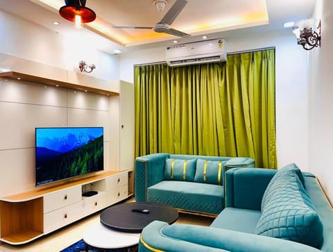 TV and multimedia, Living room, Seating area, Evening entertainment, air conditioner