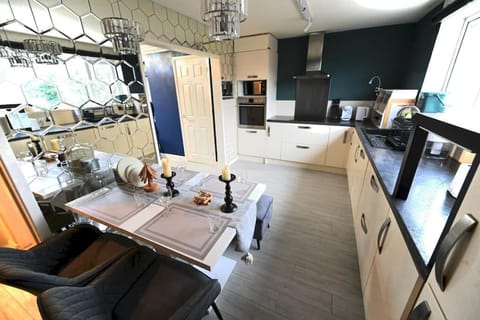 Kitchen or kitchenette, Dining area, dishwasher, minibar, pet friendly, stove