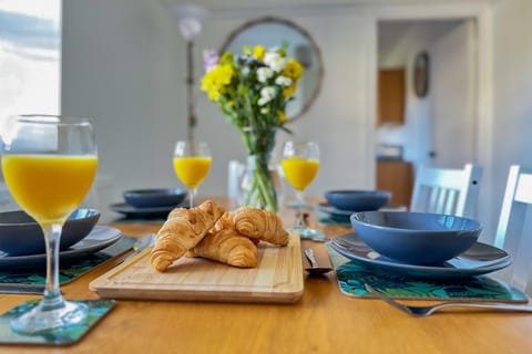 Food and drinks, Dining area, Food, Breakfast, Continental breakfast