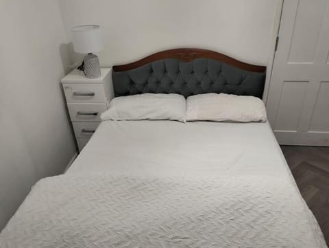 3-Bedroom home - Private parking & Spacious rooms - Perfect for those working in Swansea - By Tailored Accommodation House in Swansea