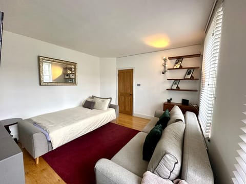 Colindale Lush Stay 30 mins central London Vacation rental in Edgware