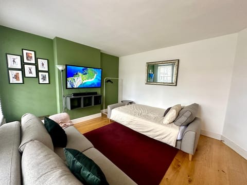 Colindale Lush Stay 30 mins central London Vacation rental in Edgware