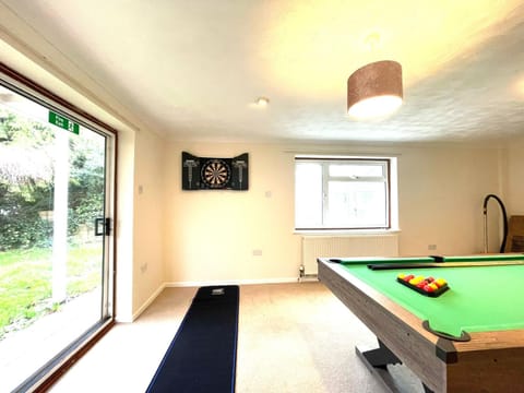 Billiard, Game Room