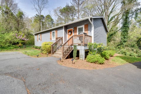 Dog-Friendly Clemson Cottage Less Than 1 Mi to University! House in Clemson