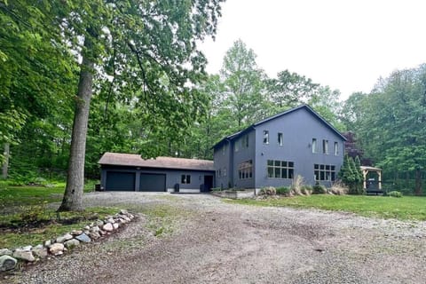 Secluded Farmhouse Retreat - Minutes from Mystic House in Stonington