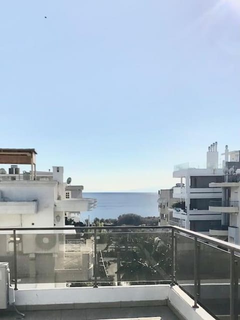 Bright Top Floor Studio-Apartment in Kalamaki Apartment in Alimos