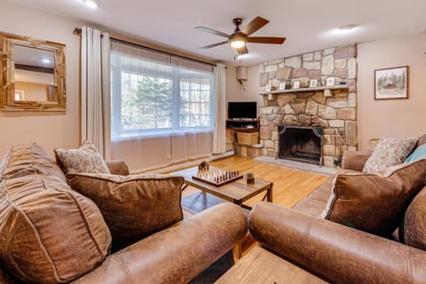 Chic Pocono Pines Home with Game Room and Fire Pit! Casa in Pocono Pines