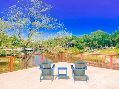Cozy Waterfront Home on Lake LBJ with Boat Slip & Sun Deck! Haus in Granite Shoals