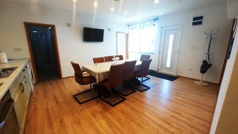 Communal lounge/ TV room, TV and multimedia, Kitchen or kitchenette, Seating area, Dining area, Evening entertainment, minibar