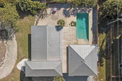 Downtown Beach Cottage - Heated Pool Haus in Stuart
