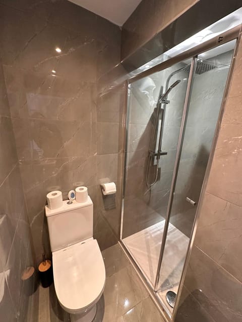 R4 - Newly Renovated Private self contained Room in Selly Oak Birmingham with bathroom shared between two rooms Bed and Breakfast in Birmingham