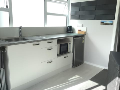 Kitchen or kitchenette, minibar