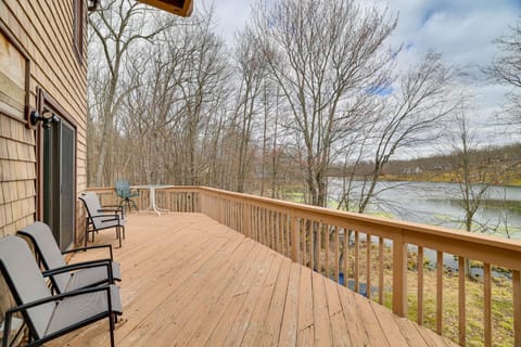 Lakefront East Stroudsburg Home with Hot Tub and Deck! Haus in Stroud Township