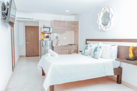 Bed, TV and multimedia, Balcony/Terrace, Kitchen or kitchenette, Photo of the whole room, Seating area, Bedroom, minibar, oven, towels, wardrobe, air conditioner