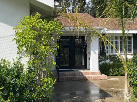 Guest house with private entry and large pool House in Tarzana