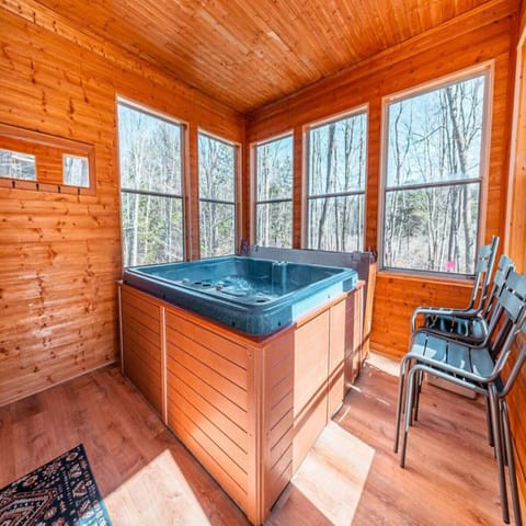 Perfect Poconos Escape Hot Tub Game Room House in Coolbaugh Township