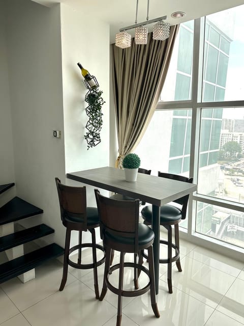 2-8Pax Seaview Comfy Suite with TVbox & Pool & Wifi Condominio in George Town