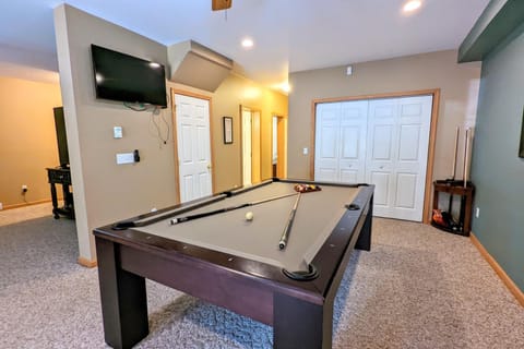 Mews Mountain House by AvantStay Walk to Beach Hot Tub Game Room Maison in Tunkhannock Township