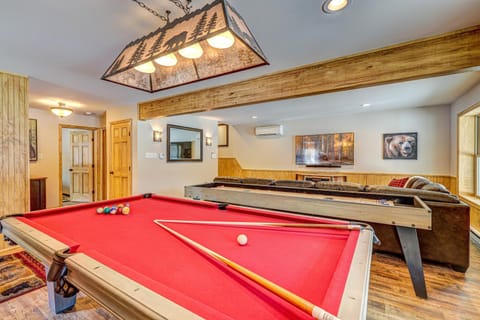 Top Notch Lodge by AvantStay Hot Tub Game Room Community Pool Deck Chalet in Kidder Township