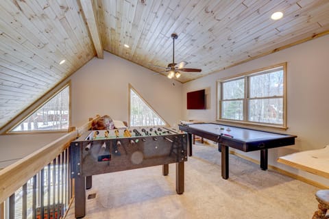 Over the Top Lodge by AvantStay Hot Tub Shared Pool BeachLake Access Chalet in Kidder Township