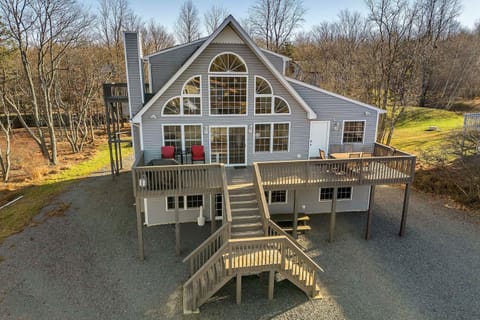 Pocono Pinnacle by AvantStay Steps to the Lake Game Room Large Deck House in Tunkhannock Township